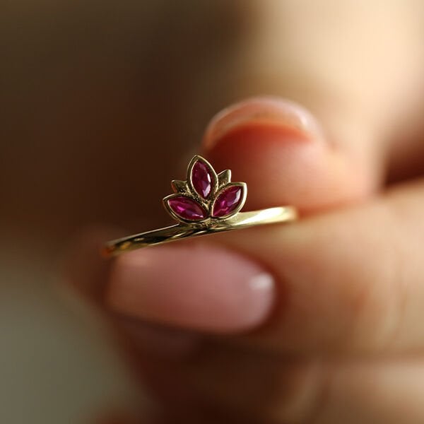 14 ayar altın Renkli Taşlı Çiçek Altın Yüzük