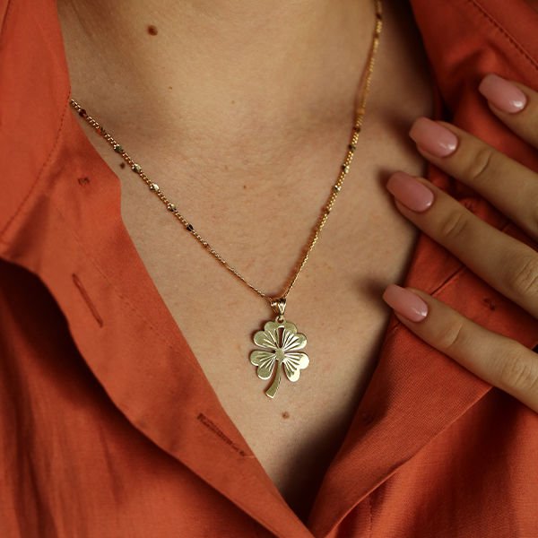 Yonca Figürlü Altın Kolye