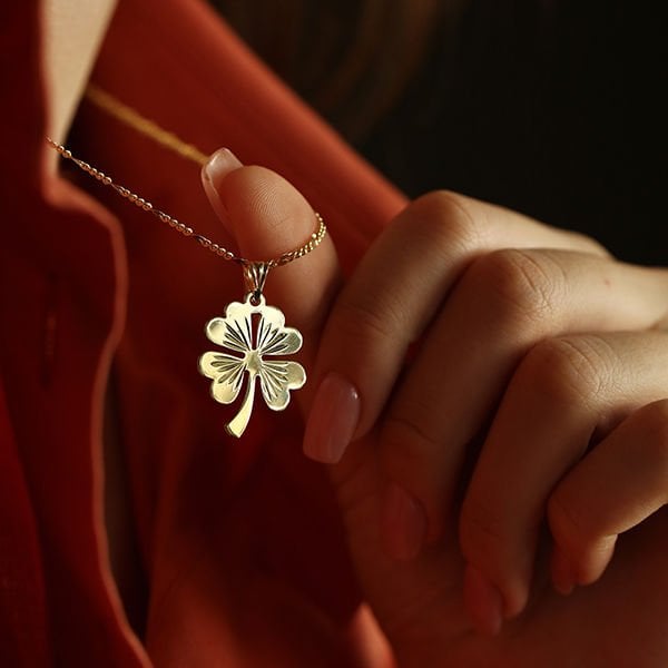 Yonca Figürlü Altın Kolye