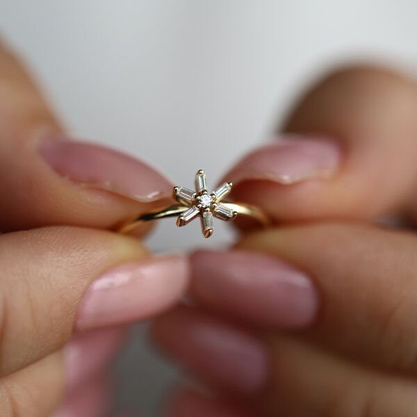 Daisy Taş Detaylı Altın Yüzük