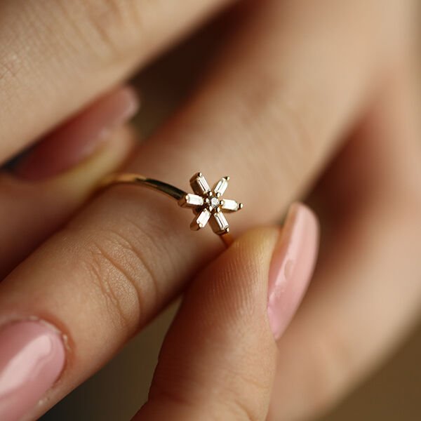 Daisy Taş Detaylı Altın Yüzük