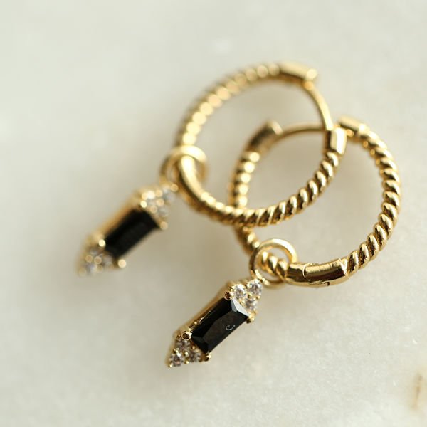 Siyah Taş Detaylı Altın Küpe