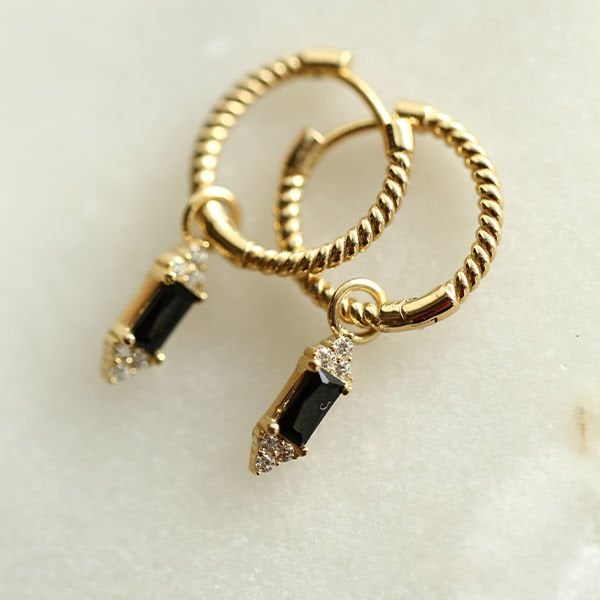 Siyah Taş Detaylı Altın Küpe