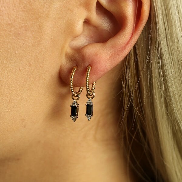 Siyah Taş Detaylı Altın Küpe