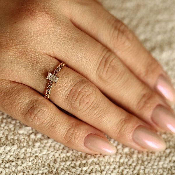 Taş Detaylı Zincir Altın Yüzük