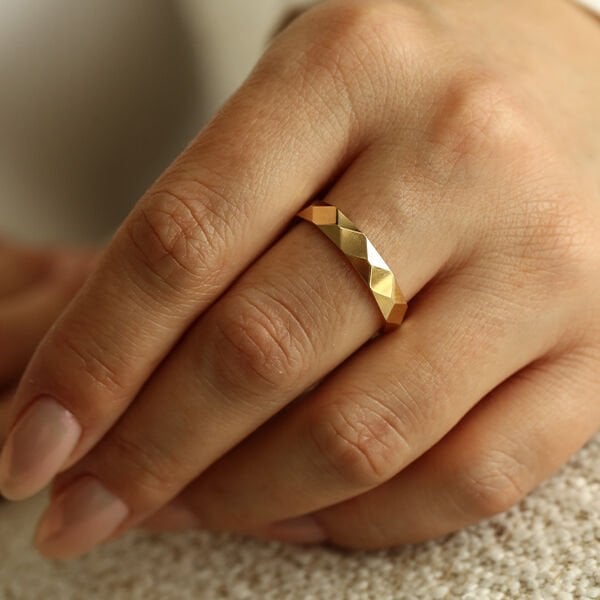 Pyramid Baklava Kesim Altın Yüzük