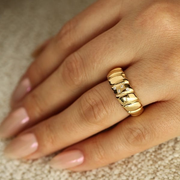 İstiridye Desenli Taşlı Altın Yüzük