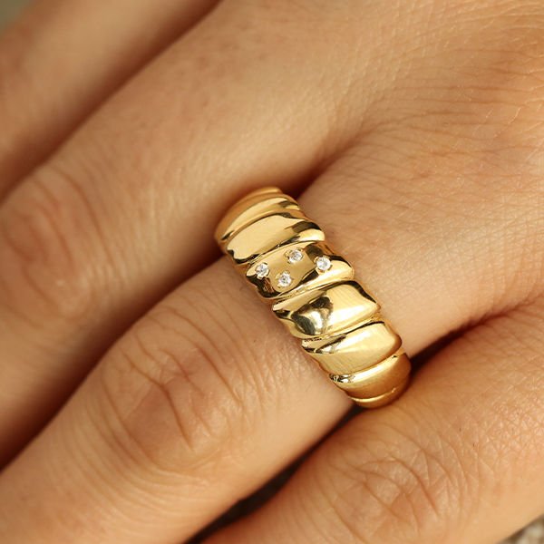 İstiridye Desenli Taşlı Altın Yüzük