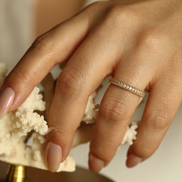 Minimal Taşlı Altın Yüzük