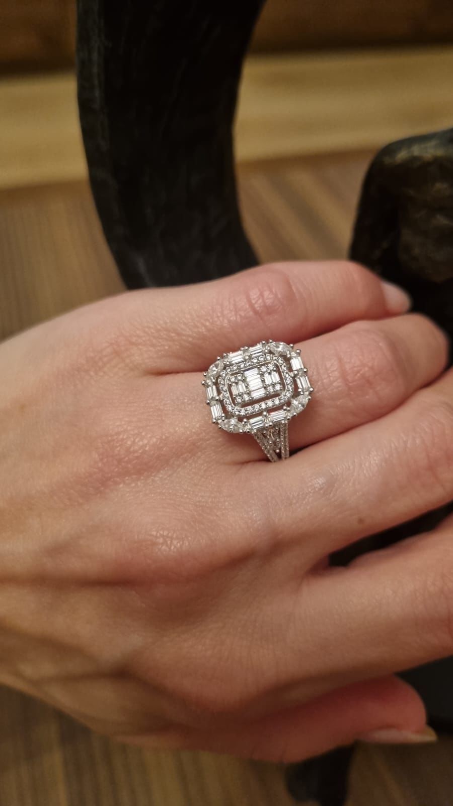 Baget  taşlı beyaz altın yüzük