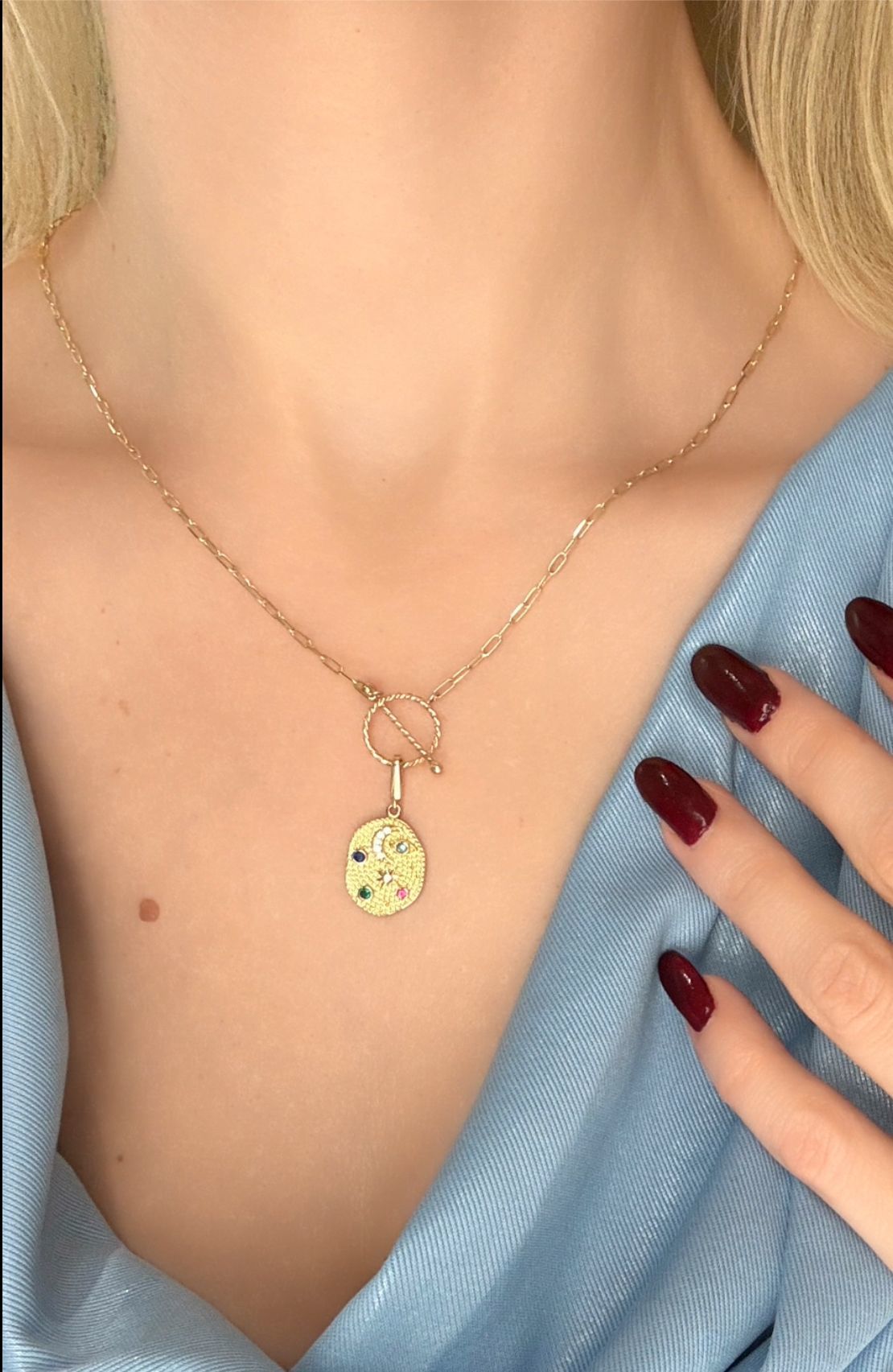 14 ayar altın renkli ay yıldız kolye