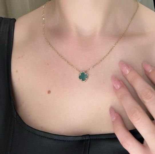 14 ayar altın yeşil mineli yonca kolye