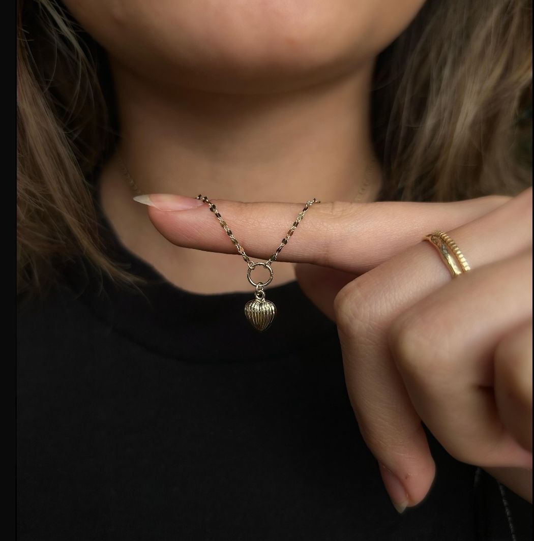 Sade Ve Şık Kalp  Kolye