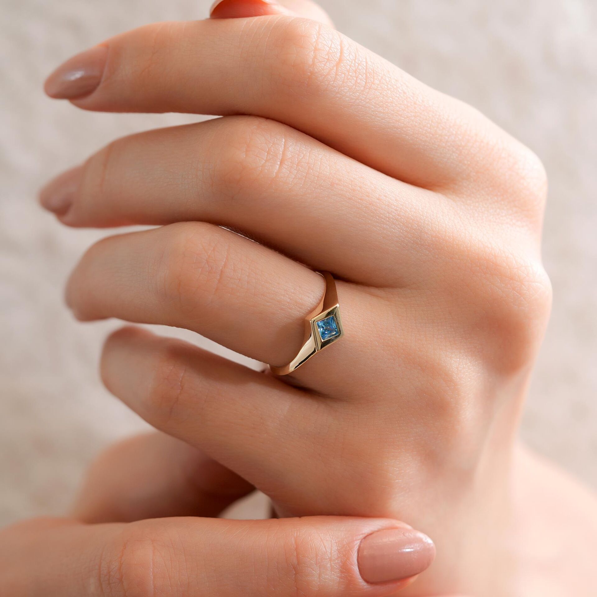 14 AYAR AKUAMARİN TAŞLI GEOMETRİK YÜZÜK